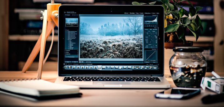 Blog about top 10 websites for B2B marketers to find free high quality photos fast