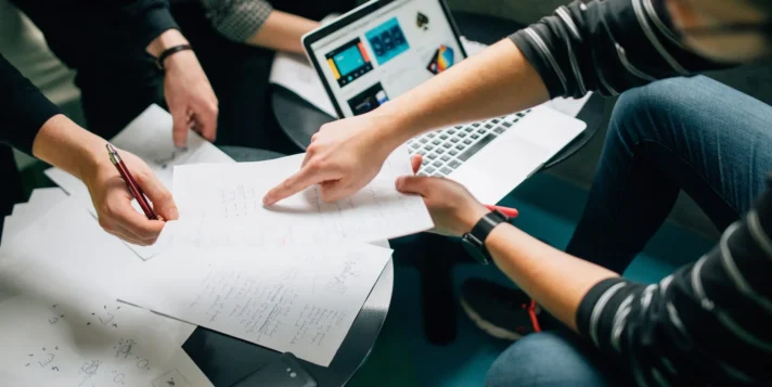 B2B social media: 6 Tips for social selling strategy visual guide